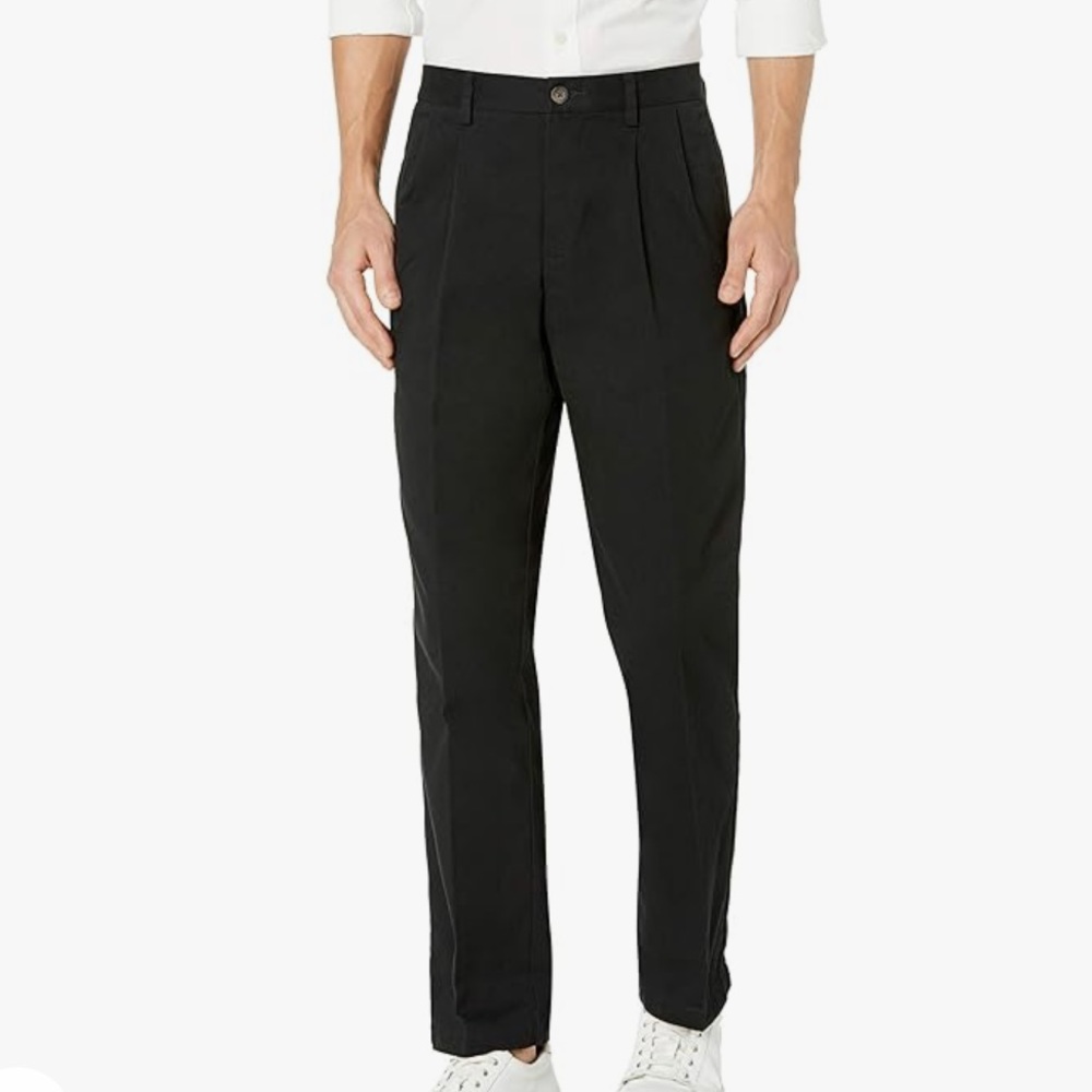 Amazon Essentials Men's Classic-Fit Wrinkle-Resistant Pleated Chino Pant Black